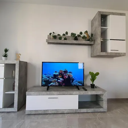 Pretty 2 Bedroom With Shared Pool