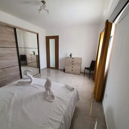 Apartman Pretty 2 Bedroom With Shared Pool