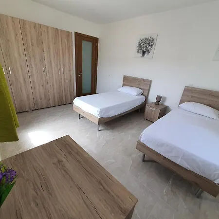 Pretty 2 Bedroom With Shared Pool *