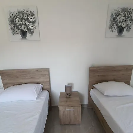 Pretty 2 Bedroom With Shared Pool