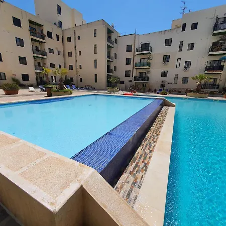 Pretty 2 Bedroom With Shared Pool *