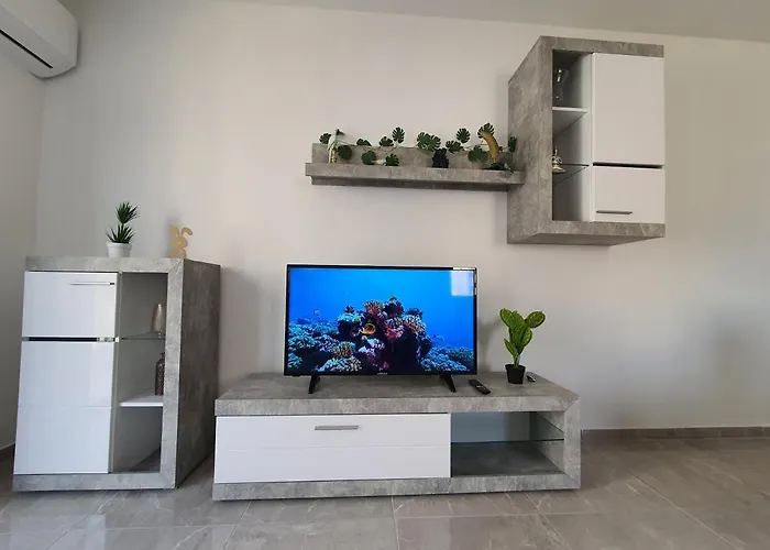 Pretty 2 Bedroom With Shared Pool