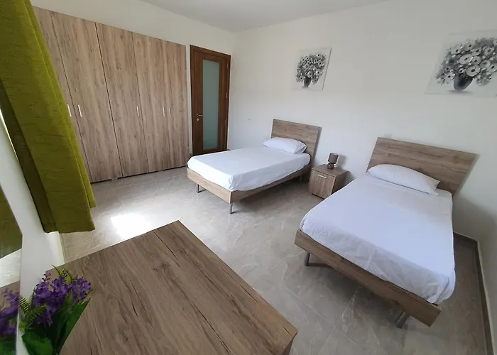 Pretty 2 Bedroom With Shared Pool *