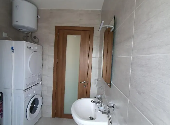 Pretty 2 Bedroom With Shared Pool Appartement