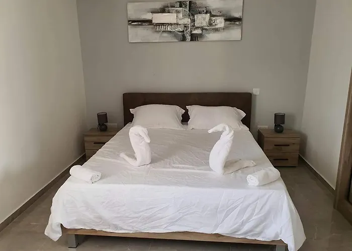 Pretty 2 Bedroom With Shared Pool *