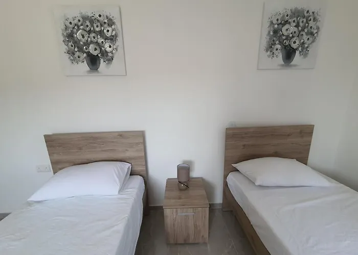 Pretty 2 Bedroom With Shared Pool