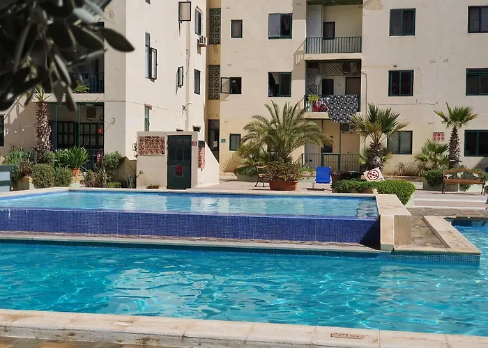 Pretty 2 Bedroom With Shared Pool Appartement