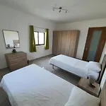 Pretty 2 Bedroom With Shared Pool Appartement