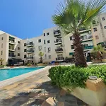 Pretty 2 Bedroom With Shared Pool Appartement