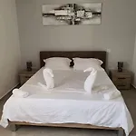 Pretty 2 Bedroom With Shared Pool *