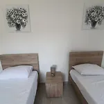 Pretty 2 Bedroom With Shared Pool