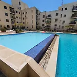Pretty 2 Bedroom With Shared Pool *