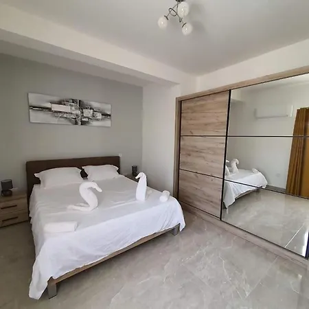 Pretty 2 Bedroom With Shared Pool