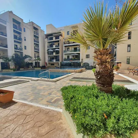 Apartment Pretty 2 Bedroom With Shared Pool *