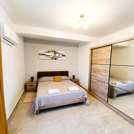 Pretty 2 Bedroom With Shared Pool