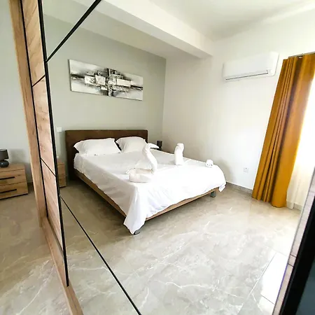 Pretty 2 Bedroom With Shared Pool Appartement