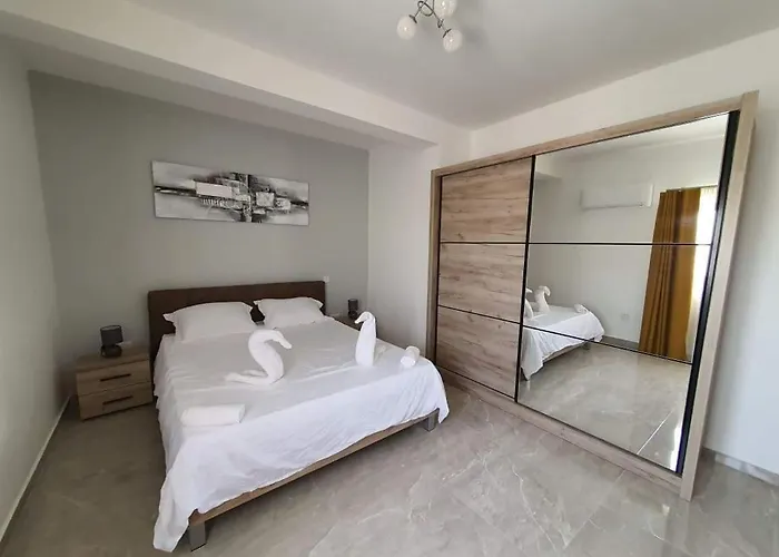 Pretty 2 Bedroom With Shared Pool