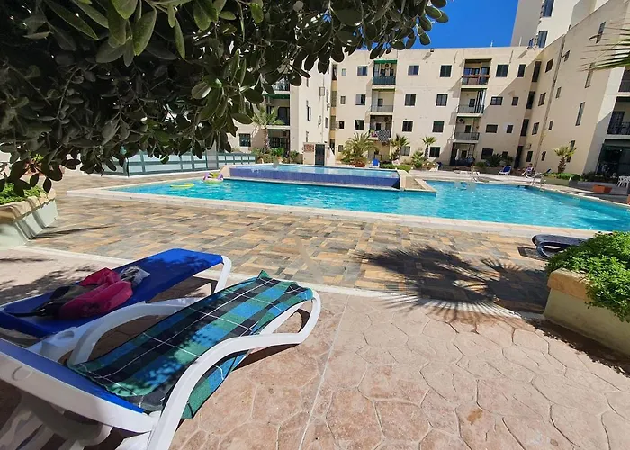 Pretty 2 Bedroom With Shared Pool