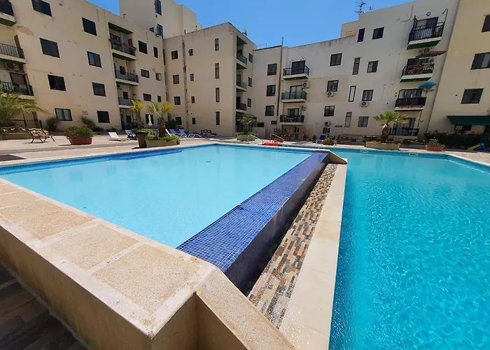 Pretty 2 Bedroom With Shared Pool *