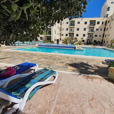 Pretty 2 Bedroom With Shared Pool