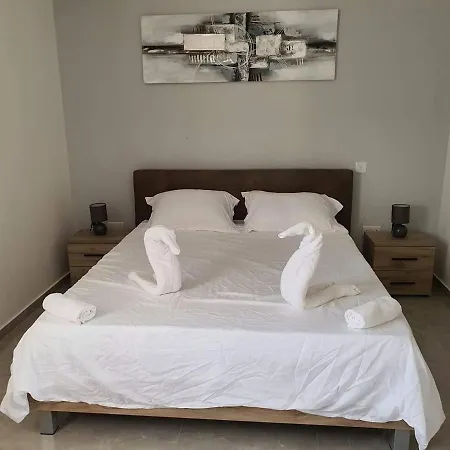 Pretty 2 Bedroom With Shared Pool *